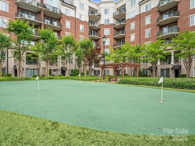 300 W 5th St Unit 433, Charlotte, NC 28202 - surrounding community featuring a putting area and a pergola