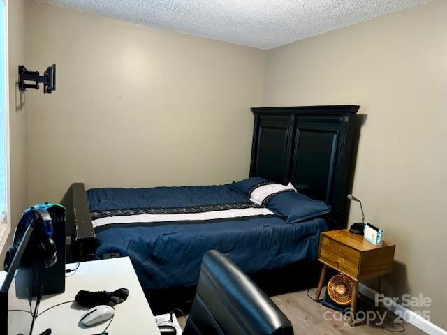 667 Blossom Hill Rd, Lincolnton, NC 28092 - bedroom featuring a textured ceiling and baseboards
