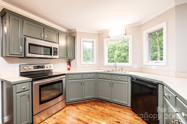 2728 Touchstone Cir, Newton, NC 28658 - kitchen featuring stainless steel appliances, a sink, crown molding, light wood-type flooring, and light countertops
