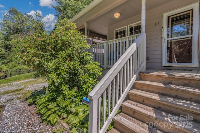 619 Beaverdam Rd, Asheville, NC 28804 - view of staircase