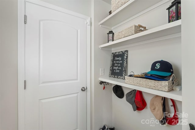 13327 Savaine St, Charlotte, NC 28278 - view of mudroom
