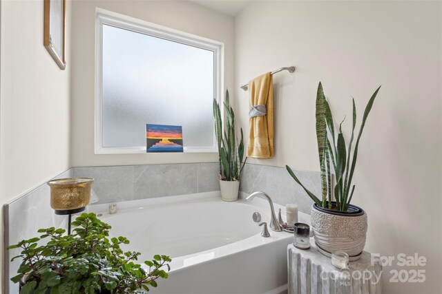 13327 Savaine St, Charlotte, NC 28278 - full bath with a garden tub