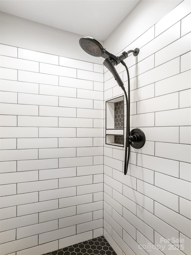 330 Balsam Rd, Hendersonville, NC 28792 - bathroom featuring tiled shower