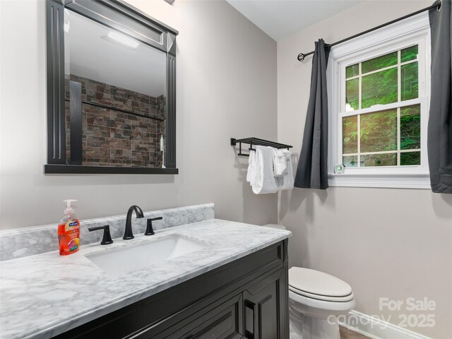 306 Mashstomp Rd, Maggie Valley, NC 28751 - bathroom featuring vanity, toilet, and a tile shower