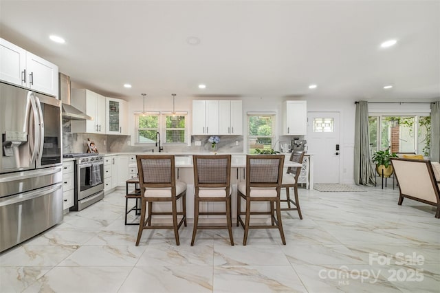 2320 Doster Rd, Monroe, NC 28112 - kitchen featuring stainless steel appliances, a sink, recessed lighting, a kitchen bar, and backsplash