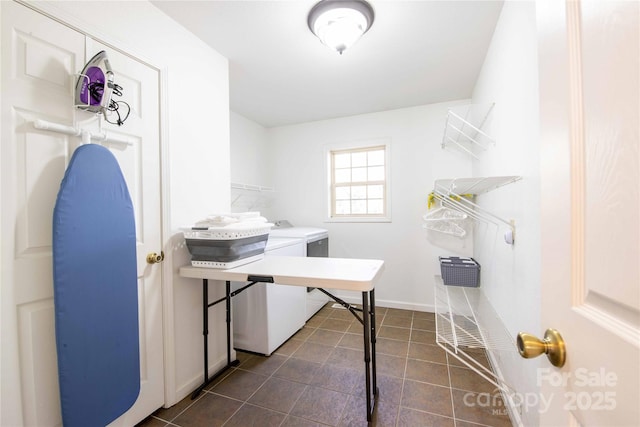 693 Blackberry Ridge Rd, Burnsville, NC 28714 - laundry area with independent washer and dryer, dark tile patterned floors, and baseboards