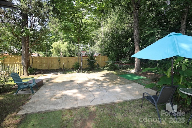 2443 Knickerbocker Dr, Charlotte, NC 28212 - fenced backyard featuring a patio area