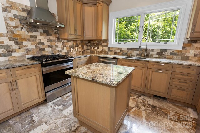 9 Gazebo Trl, Clyde, NC 28721
