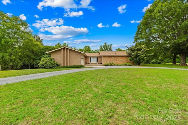 2309 Potter Rd S, Waxhaw, NC 28173 - mid-century modern home with curved driveway, a front lawn, and brick siding