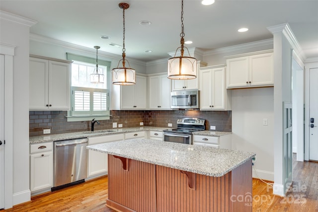 750 Waterscape Ct, Rock Hill, SC 29730 - kitchen featuring stainless steel appliances, a sink, a center island, light wood-style flooring, and white cabinets