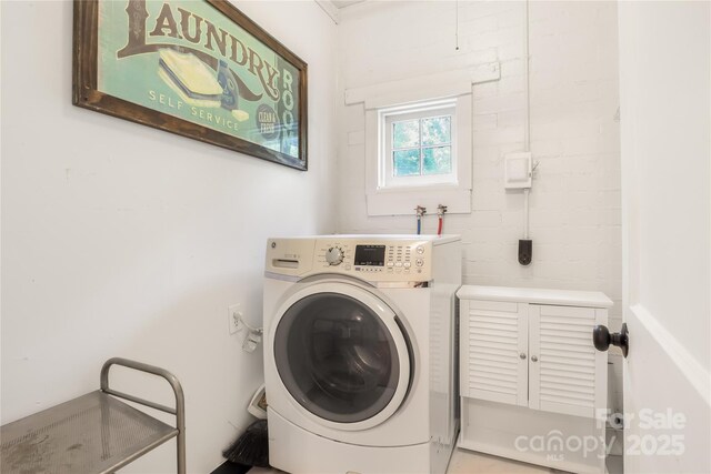 17 Springdale Ave, Asheville, NC 28803 - laundry area with washer / dryer