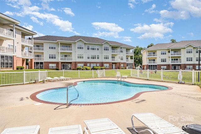 8969 Meadow Vista Rd, Charlotte, NC 28213 - community pool with a residential view and a patio area