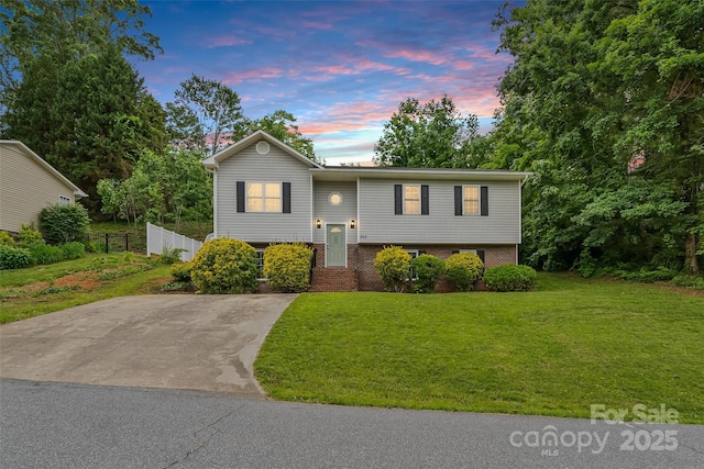205 Davis Dr, Morganton, NC 28655 - bi-level home featuring brick siding