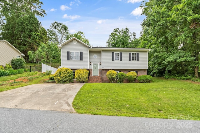 205 Davis Dr, Morganton, NC 28655 - bi-level home with brick siding