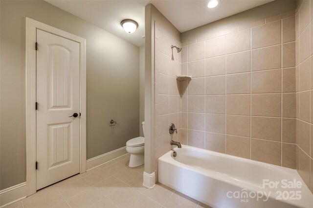 546 Little Cove Ln, Lake Wylie, SC 29710 - full bath with toilet, tile patterned floors, bathing tub / shower combination, baseboards, and recessed lighting