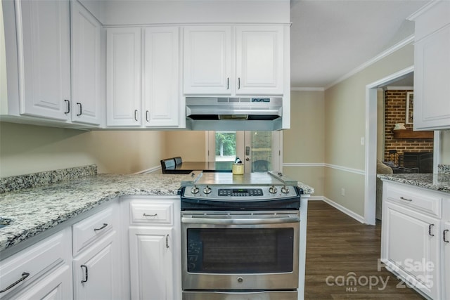 2434 Olewoods Ct, Rock Hill, SC 29732 - kitchen featuring stainless steel electric stove, under cabinet range hood, white cabinets, and ornamental molding