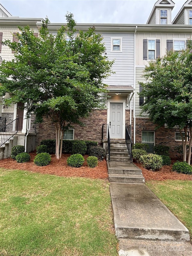 9236 Ainslie Downs St, Charlotte, NC 28273 - townhome / multi-family property featuring a front yard
