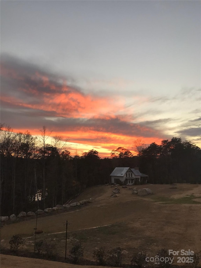 10016 St Kitts Landing Ln, Charlotte, NC 28278 - view of yard at dusk