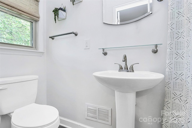 5929 Brookhaven Rd, Charlotte, NC 28210 - full bathroom featuring toilet, curtained shower, baseboards, and a sink