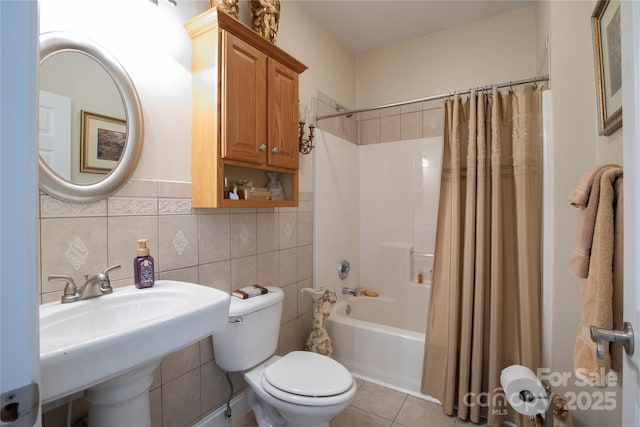 3690 Penland Rd, Spruce Pine, NC 28777 - full bath featuring toilet, shower / bath combo with shower curtain, tile walls, tile patterned flooring, and backsplash