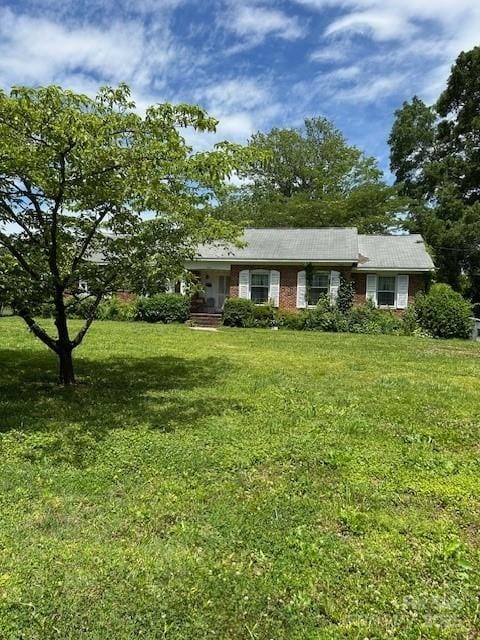 1512 Rutledge Ave, Charlotte, NC 28211 - ranch-style house featuring a front lawn