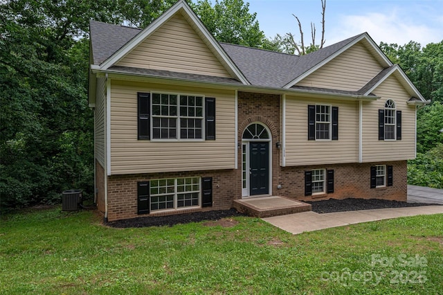 1520 28th St SW, Hickory, NC 28602 - raised ranch featuring central AC unit, brick siding, and a front yard
