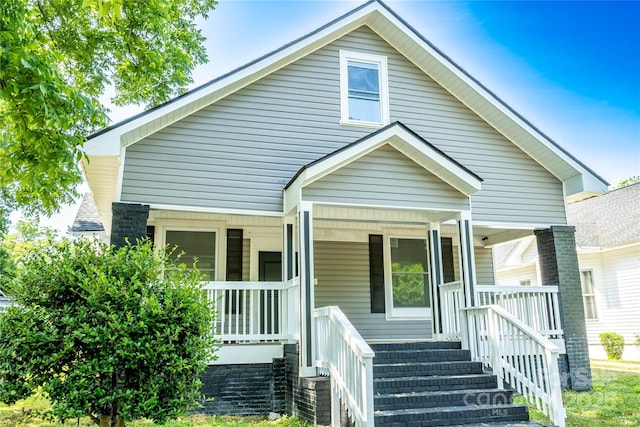 112 Hampton St, Chester, SC 29706 - bungalow with a porch