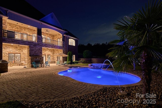 109 Oak Forest Dr, Kings Mountain, NC 28086 - pool at twilight featuring a hot tub, a patio, a ceiling fan, and an outdoor pool