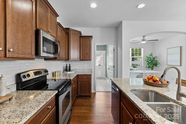 10027 Juniper Trace Dr, Charlotte, NC 28277 - kitchen featuring stainless steel appliances, a sink, decorative backsplash, dark wood-type flooring, and recessed lighting