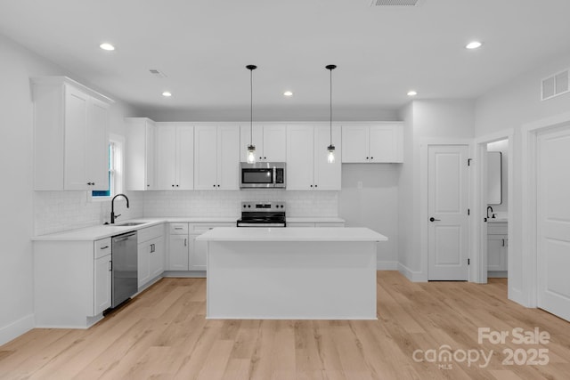 103 Churchill Dr, Kings Mountain, NC 28086 - kitchen featuring appliances with stainless steel finishes, a sink, baseboards, decorative backsplash, and recessed lighting