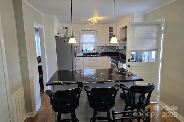 915 Wilkinsville Hwy, Gaffney, SC 29340 - kitchen with stainless steel appliances, dark countertops, white cabinets, baseboards, and dark wood-style flooring