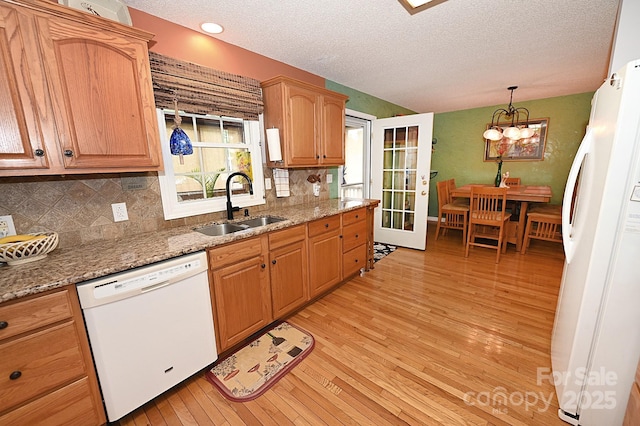 4646 River Run Cir, Hickory, NC 28602 - kitchen featuring white appliances, a sink, a textured ceiling, light wood-style flooring, and decorative backsplash