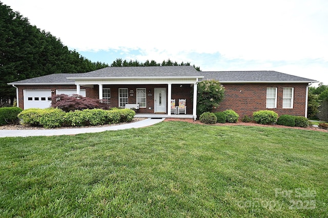 4646 River Run Cir, Hickory, NC 28602 - ranch-style house with an attached garage, covered porch, brick siding, and a front lawn