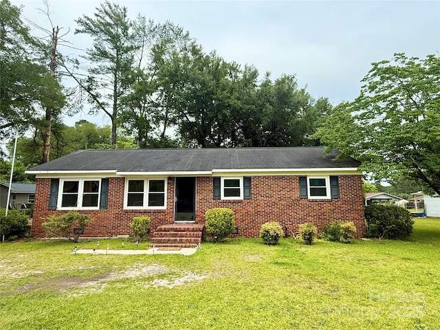 101 Windsor Dr, Cheraw, SC 29520 - ranch-style house featuring a front lawn and brick siding