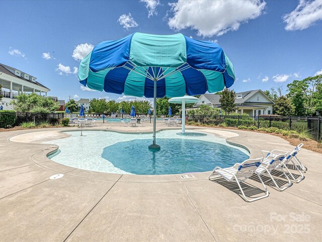 9405 Gladden Hill Ln, Pineville, NC 28134 - community pool with a patio