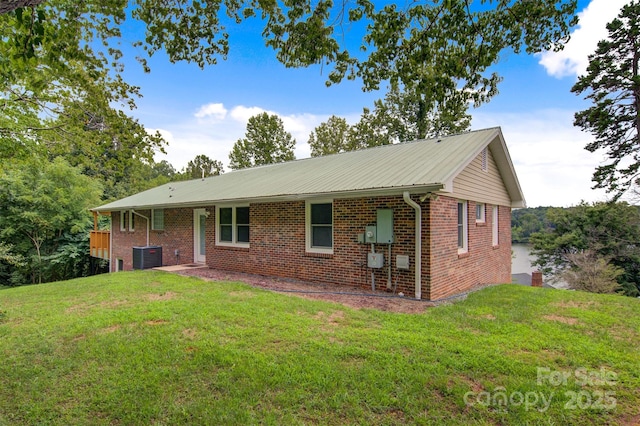 6294 Southlake Dr, Hickory, NC 28601 - view of front of property featuring brick siding, central air condition unit, a front yard, and metal roof