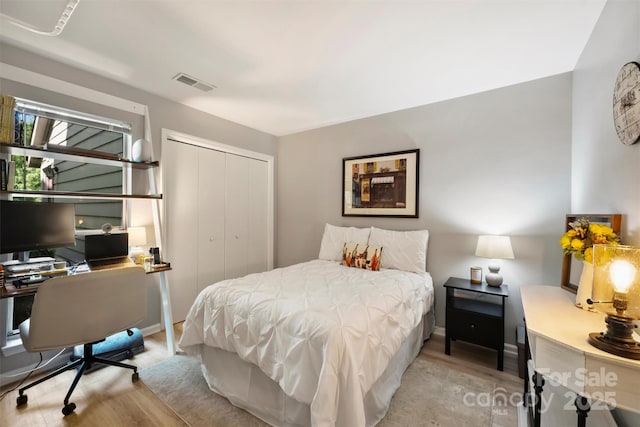 2533 Stockbridge Dr, Charlotte, NC 28210 - bedroom featuring light wood finished floors, a closet, and an office area