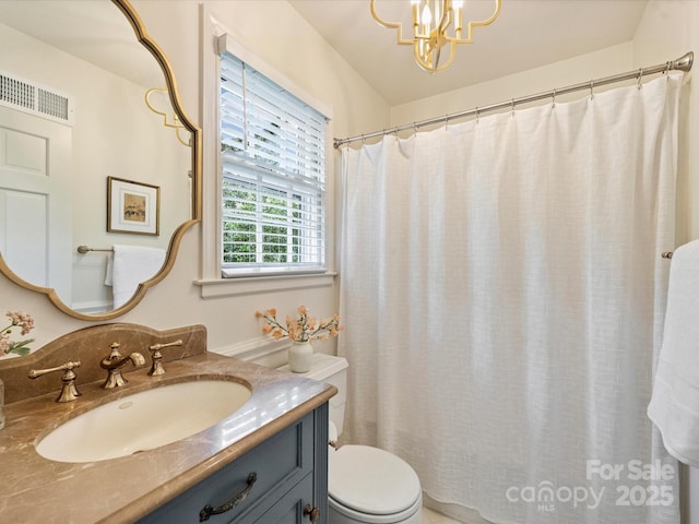 2919 Wickersham Rd, Charlotte, NC 28211 - full bath featuring vanity, toilet, a chandelier, and a shower with shower curtain