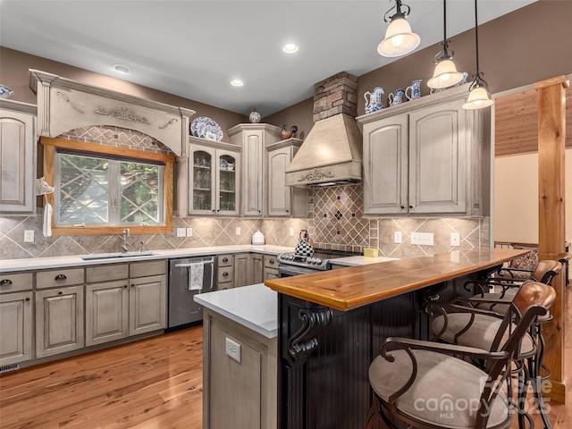92 Island View Ct, Mill Spring, NC 28756 - kitchen featuring appliances with stainless steel finishes, a sink, a kitchen bar, a peninsula, and light wood-style floors