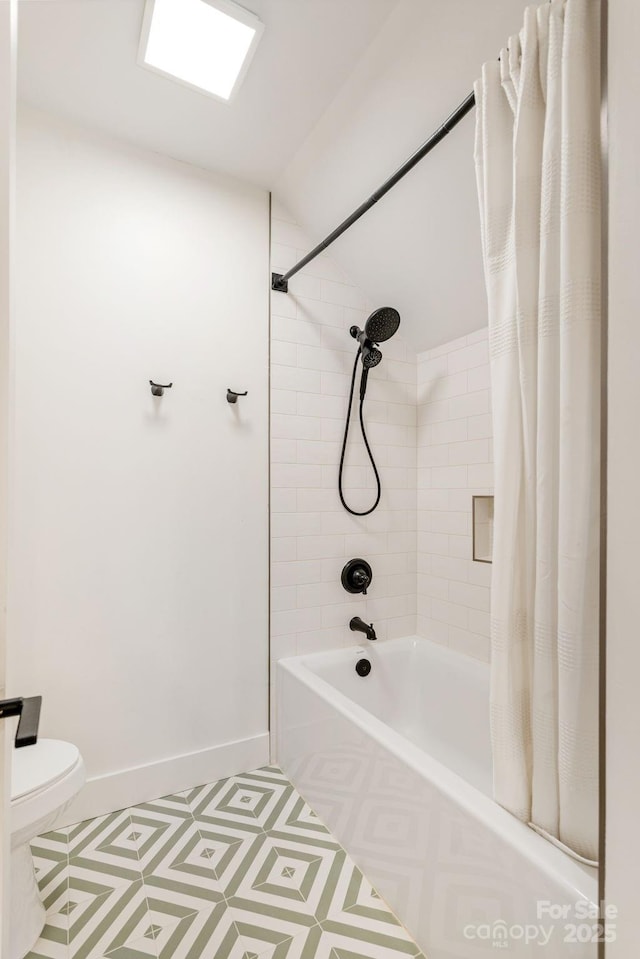40 Hidden Pond Ln, Brevard, NC 28712 - bathroom featuring shower / bathtub combination with curtain, toilet, vaulted ceiling, and baseboards