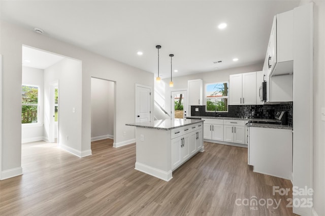 105 Spring Garden Dr, Gastonia, NC 28052 - kitchen with appliances with stainless steel finishes, a center island, a sink, plenty of natural light, and recessed lighting