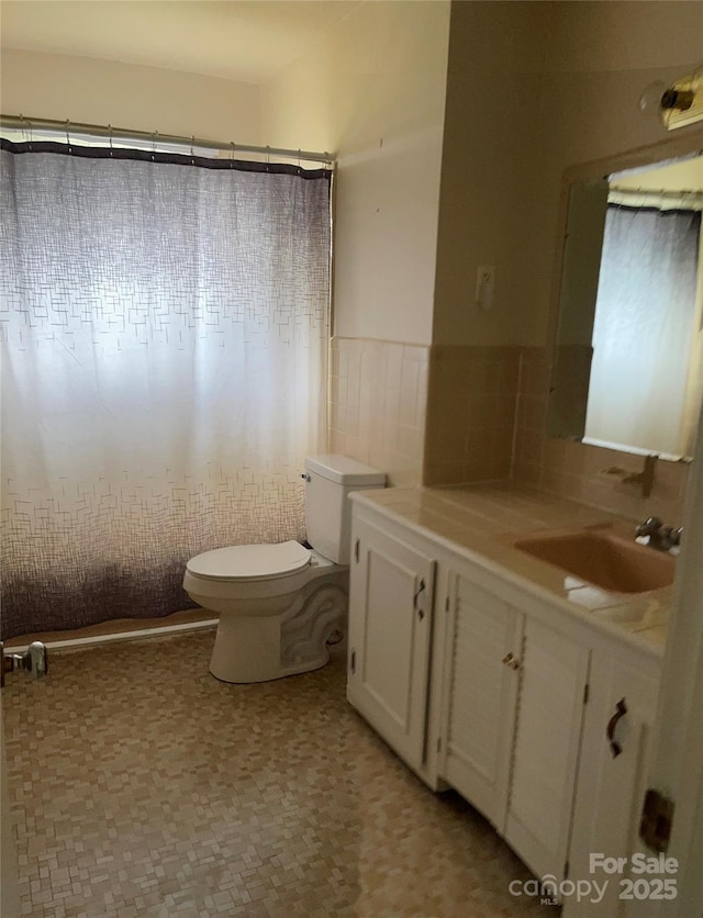 114 Aqua Dr, Forest City, NC 28043 - bathroom featuring toilet, vanity, and a shower with shower curtain