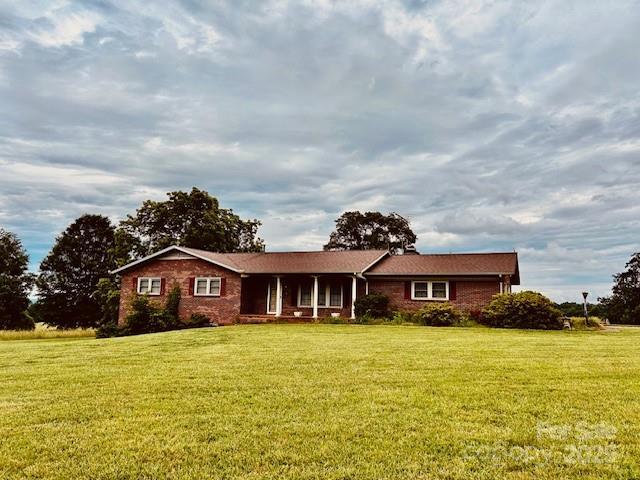 6714 Old Shelby Rd, Vale, NC 28168 - ranch-style home featuring a front lawn and brick siding