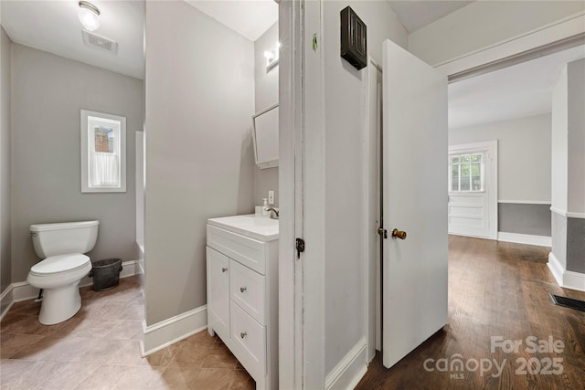 725 W Graham St, Shelby, NC 28150 - full bath featuring vanity, toilet, and baseboards