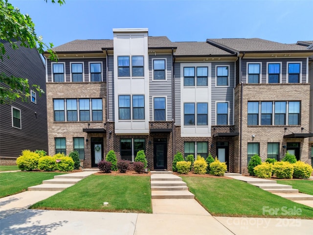 628 Uwharrie River Rd, Charlotte, NC 28211 - townhome / multi-family property featuring a front yard