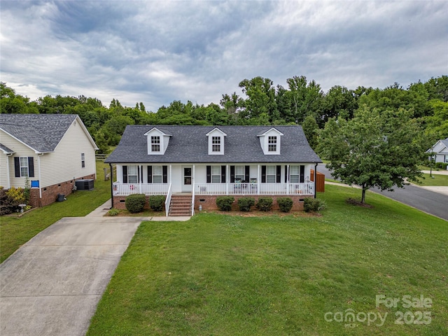 532 Jedburgh Way, Rock Hill, SC 29730 - new england style home featuring covered porch, a front lawn, driveway, a shingled roof, and crawl space