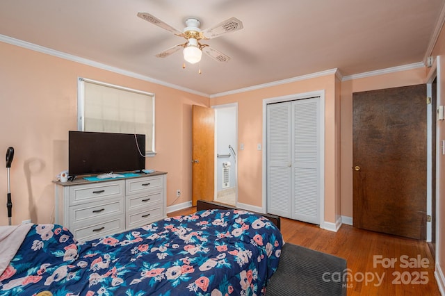 3120 7th Street Dr NE, Hickory, NC 28601 - bedroom featuring wood finished floors, crown molding, a closet, and a ceiling fan
