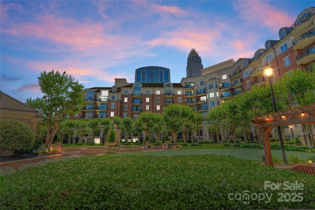 300 W Fifth St Unit 509, Charlotte, NC 28202 - surrounding community with a yard