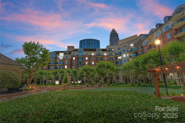 300 W Fifth St Unit 509, Charlotte, NC 28202 - surrounding community with a lawn