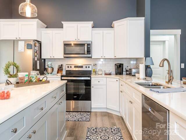 805 Brookmont Ave, Salisbury, NC 28146 - kitchen with stainless steel appliances, light countertops, tasteful backsplash, and light wood-style floors